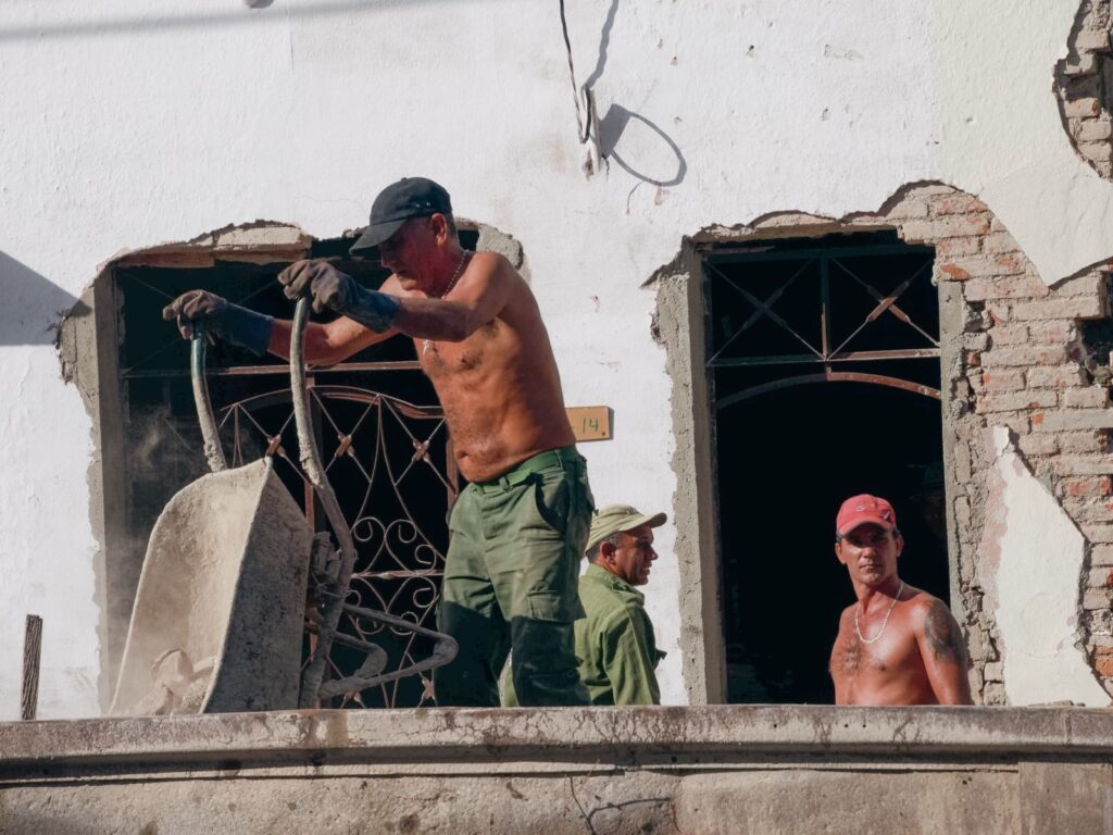 Tres trabajadores de la construcción en la rehabilitación de un edificio
