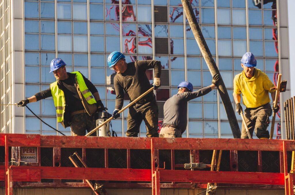 Cuadrilla de trabajadores de la construcción con casco y equipo de protección